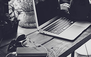 香蕉漫画三步校正：先问对象有没有偷换，再把字幕改成描述句（不费劲但管用）